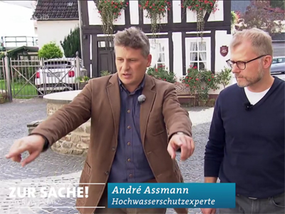 Hochwasserschutzexperte Dr. André Assmann mit einem SWR-Reporter